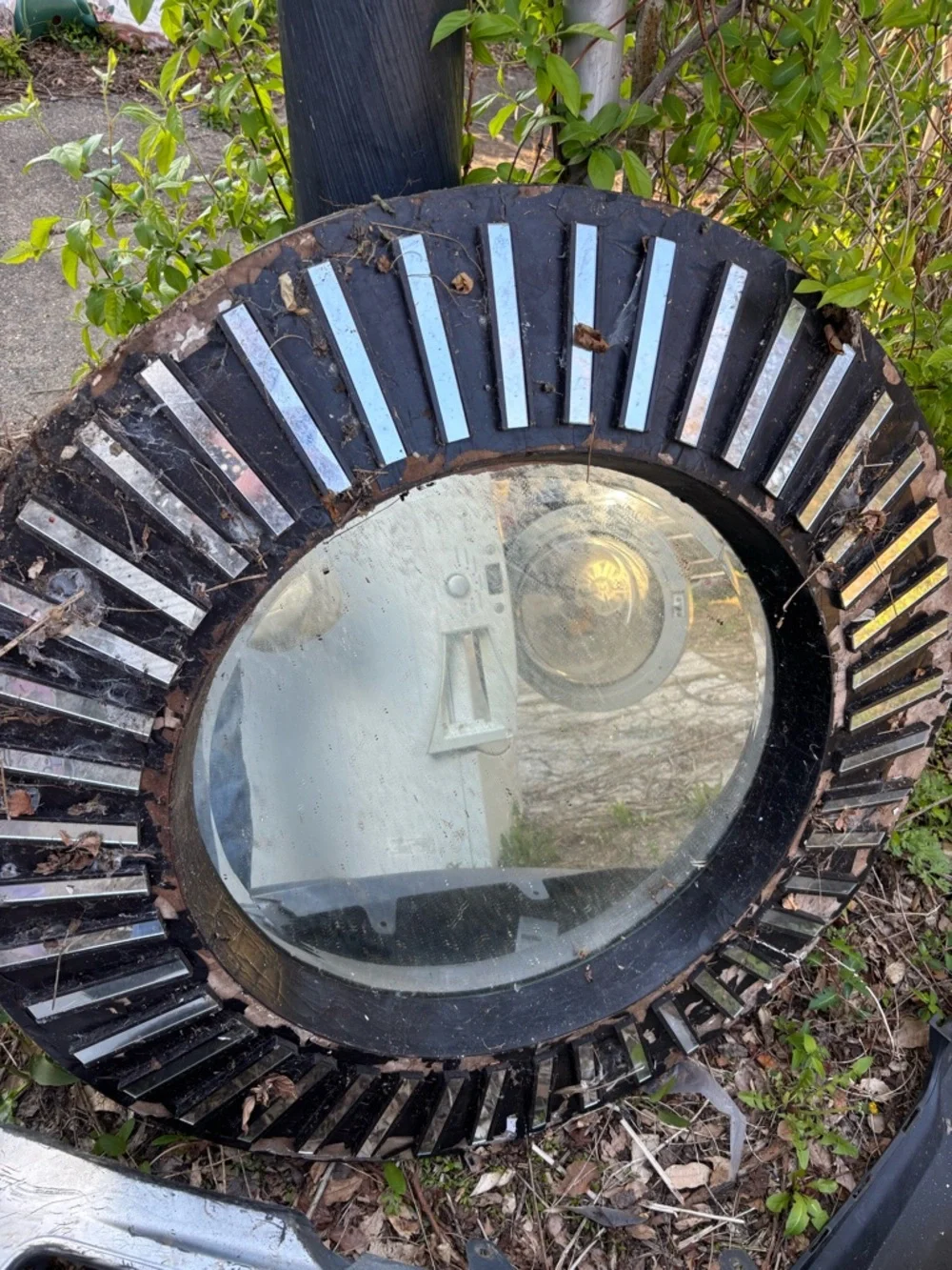 Round Sunburst Wall Mirror in Black